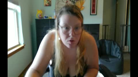 Snapshot of itsglitch222 chatting on 09-15-25, 09:37 Itsglitchh222 online show from 09-15-25, 09:37