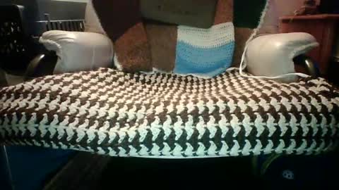 Snapshot of itsthick13 chatting on 08-05-26, 04:15 itsthick13 online show from 08-05-26, 04:15