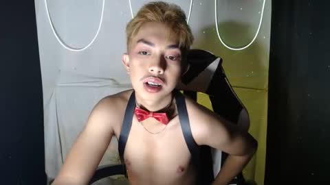 Snapshot of itsyourcummerboy_xx chatting on 04-11-26, 10:19 Kyle online show from 04-11-26, 10:19