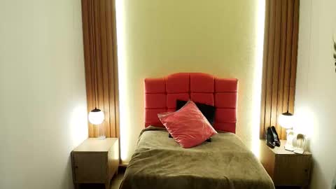 I V O N N E R O S S online show from 02-12-26, 12:00