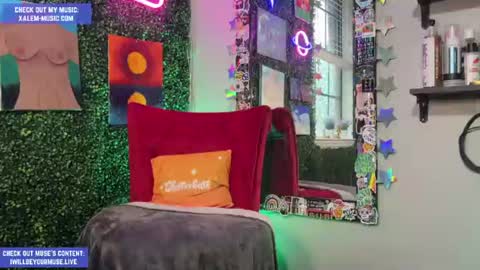 Snapshot of iwillbeyourmuse chatting on 06-18-26, 11:09 Muse hethey online show from 06-18-26, 11:09