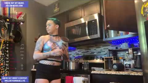 Snapshot of iwillbeyourmuse chatting on 06-30-26, 11:17 Muse hethey online show from 06-30-26, 11:17