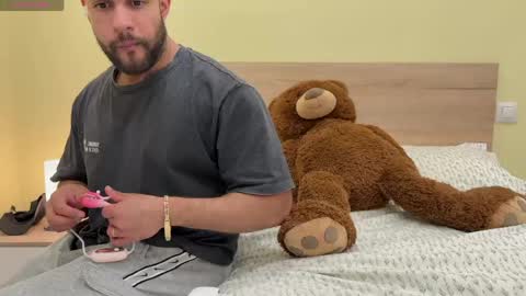 Snapshot of izaak_lover chatting on 05-18-26, 01:35 Izaak online show from 05-18-26, 01:35