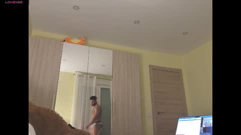 Snapshot of izaak_lover chatting on 06-11-26, 11:58 Izaak online show from 06-11-26, 11:58