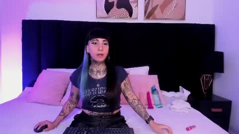 Snapshot of izzy_moon7 chatting on 06-14-26, 11:01 Izzy moon online show from 06-14-26, 11:01