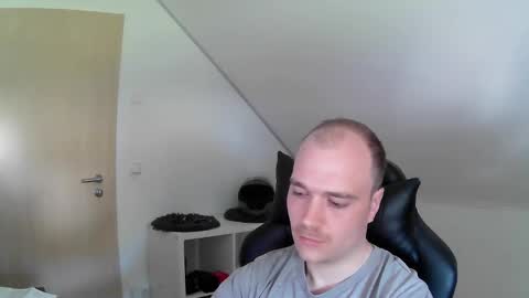 here4y online show from 04-11-26, 09:35