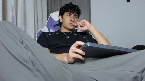 Noah online show from 04-12-26, 12:37