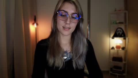 Linda Sofia help me get to 100 thumbs up online show from 04-05-26, 12:41