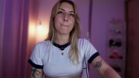 Snapshot of jacky_croft chatting on 05-11-26, 02:17 Linda Sofia help me get to 100 thumbs up online show from 05-11-26, 02:17