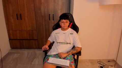 Snapshot of jake_pons chatting on 09-23-25, 02:25 Jake Pons online show from 09-23-25, 02:25