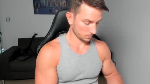 Snapshot of jakubstefano chatting on 12-14-24, 09:51 Muscle beast P online show from 12-14-24, 09:51