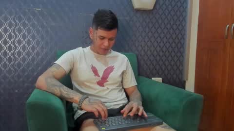 Snapshot of jamesinked_ chatting on 10-06-25, 06:16 Jamesinked  online show from 10-06-25, 06:16