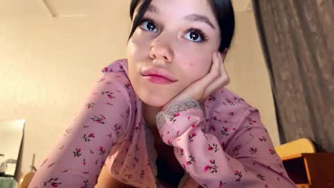 Snapshot of janethcensky chatting on 11-22-25, 04:17 Aleksia online show from 11-22-25, 04:17