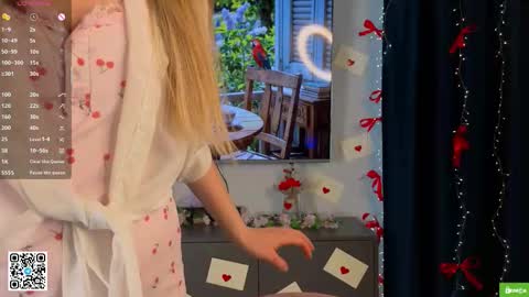 Hi Im Alice and here youll find something online show from 03-04-26, 06:19