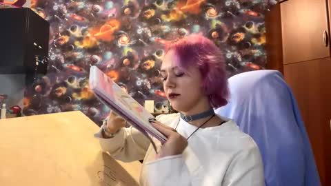 Snapshot of janniesobotta chatting on 10-24-25, 12:12 I am Lee ntmu Lets hit 10 Thumbs Up together We are almost done online show from 10-24-25, 12:12