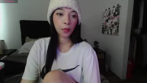 Snapshot of jasmine_019 chatting on 06-29-26, 06:19 J- next transmission december 4 online show from 06-29-26, 06:19