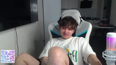 Snapshot of jayce_icestone chatting on 05-20-26, 02:23 Jayce online show from 05-20-26, 02:23