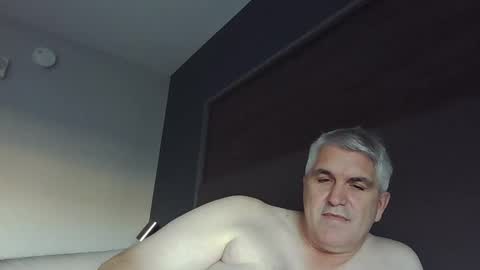 Snapshot of jecko71 chatting on 12-19-24, 09:06 dadbody71 online show from 12-19-24, 09:06