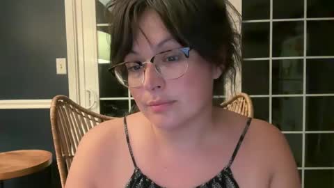 Snapshot of jellybeanin chatting on 09-23-25, 05:32 Jelli online show from 09-23-25, 05:32