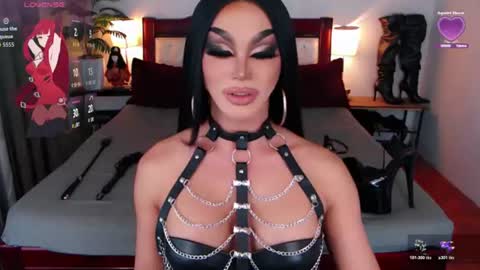 Snapshot of jenifers_body chatting on 07-25-26, 06:22 Queen Jenifer online show from 07-25-26, 06:22