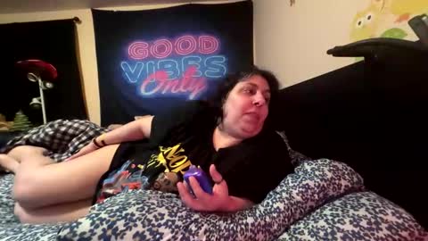 Snapshot of jennabrady chatting on 10-08-25, 10:07 Dragon Queen. Be my Dragon -- and online show from 10-08-25, 10:07