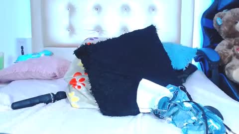 Snapshot of jenng18 chatting on 12-15-24, 07:35 jenn online show from 12-15-24, 07:35