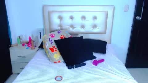 Snapshot of jenng18 chatting on 12-31-24, 12:11 jenn online show from 12-31-24, 12:11