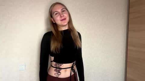 Snapshot of jennimarquis chatting on 10-08-25, 02:04 Emilia online show from 10-08-25, 02:04