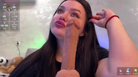 Snapshot of jennisxcharming chatting on 12-10-24, 01:44 Mila online show from 12-10-24, 01:44