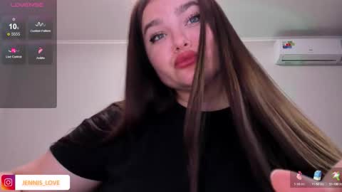 Snapshot of jennisxcharming chatting on 09-21-25, 05:58 Mila online show from 09-21-25, 05:58