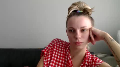 Snapshot of jennyfrost chatting on 11-11-25, 12:16 jennyfrost online show from 11-11-25, 12:16