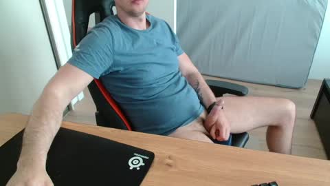 Snapshot of jerklove1006 chatting on 04-12-26, 12:43 Boy likes daddies online show from 04-12-26, 12:43