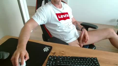 Snapshot of jerklove1006 chatting on 06-01-26, 01:57 Boy likes daddies online show from 06-01-26, 01:57