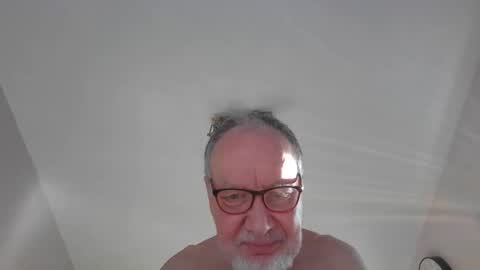 Snapshot of jimmybenido chatting on 05-04-26, 04:58 Jim Redgewell online show from 05-04-26, 04:58