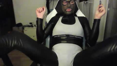 Snapshot of joanesxfree chatting on 10-28-25, 09:06 The sweetest toy online show from 10-28-25, 09:06