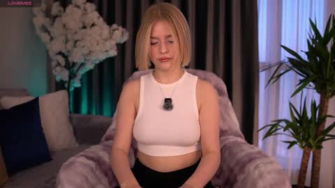 Snapshot of joice_queen chatting on 09-29-25, 03:11 Paula online show from 09-29-25, 03:11
