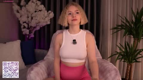 Snapshot of joice_queen chatting on 10-09-25, 02:42 Paula online show from 10-09-25, 02:42
