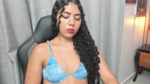 Snapshot of joselyn_sexy_ chatting on 12-21-24, 01:15 Katalina online show from 12-21-24, 01:15