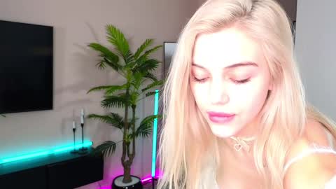 Snapshot of joybunny chatting on 02-05-25, 09:15 joybunny online show from 02-05-25, 09:15