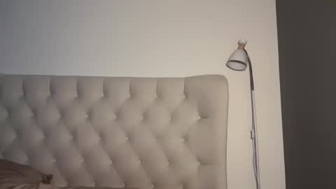 Jennie and Sophia online show from 10-28-25, 06:32