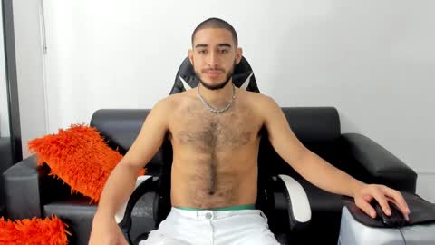 Juan Diego Uribe online show from 03-06-25, 01:46