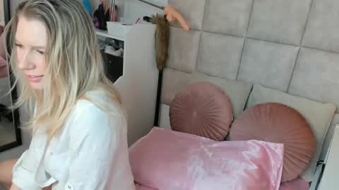 Snapshot of juicy_pussie chatting on 04-30-26, 07:25 Tatjana online show from 04-30-26, 07:25