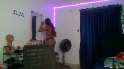 Snapshot of juicy_pussy1122 chatting on 10-04-25, 08:12 Emily online show from 10-04-25, 08:12