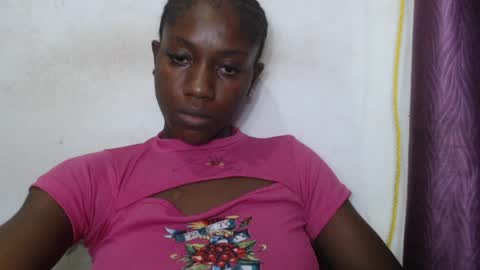 Snapshot of juicyberryx chatting on 06-22-26, 03:31 queen online show from 06-22-26, 03:31