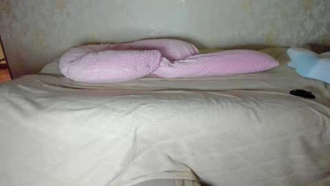 Snapshot of juisykitten chatting on 10-19-25, 03:56 Anna online show from 10-19-25, 03:56