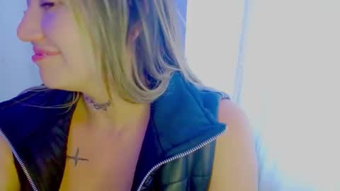  Juliana Torres  online show from 10-21-25, 08:31