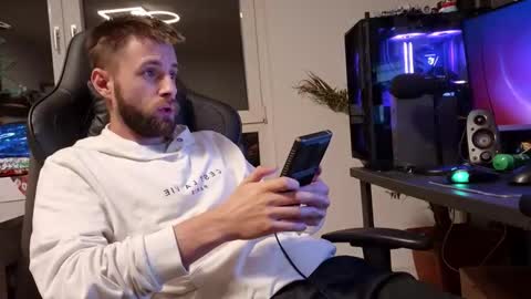 julia_official online show from 01-13-26, 08:58