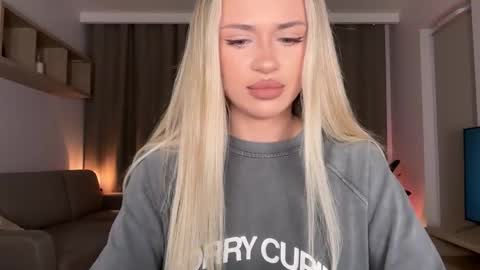 Julia R Le online show from 10-13-25, 07:47