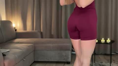 Julia R Le online show from 10-22-25, 08:08