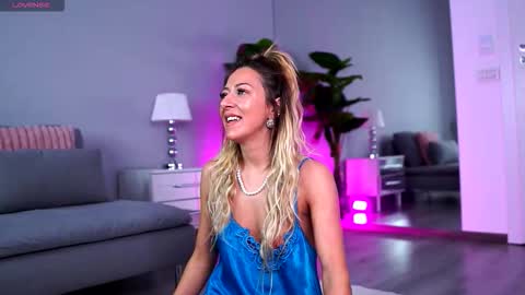 Snapshot of juliahyde chatting on 01-18-26, 02:15 Julia online show from 01-18-26, 02:15